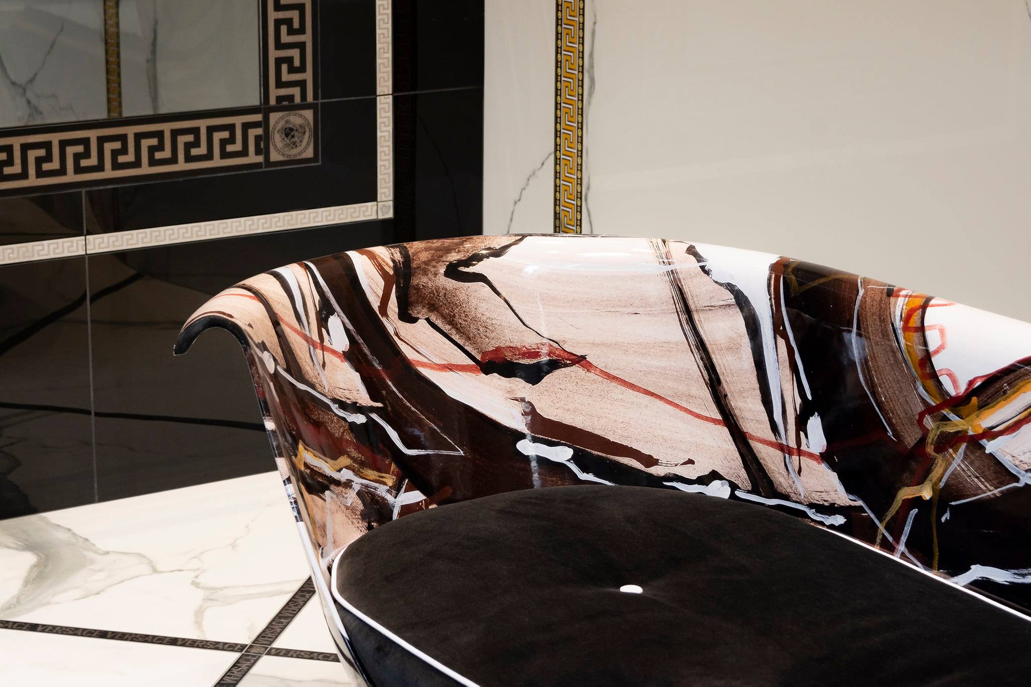Dekorativní sedačka Versace vyrobená z vany
