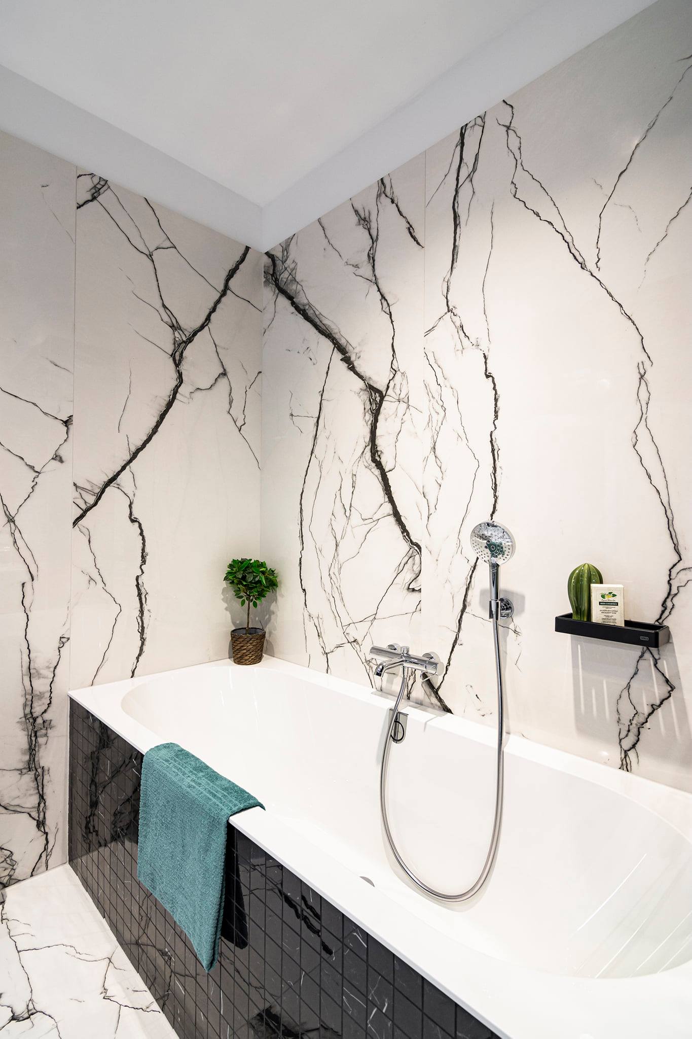 Koupelna z dlažby B&W Marble v designu mramoru