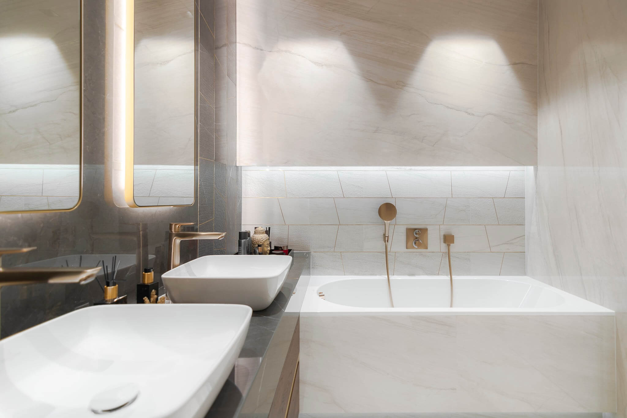 Koupelna s vanou Villeroy&Boch a světlým obkladem Lux Experience