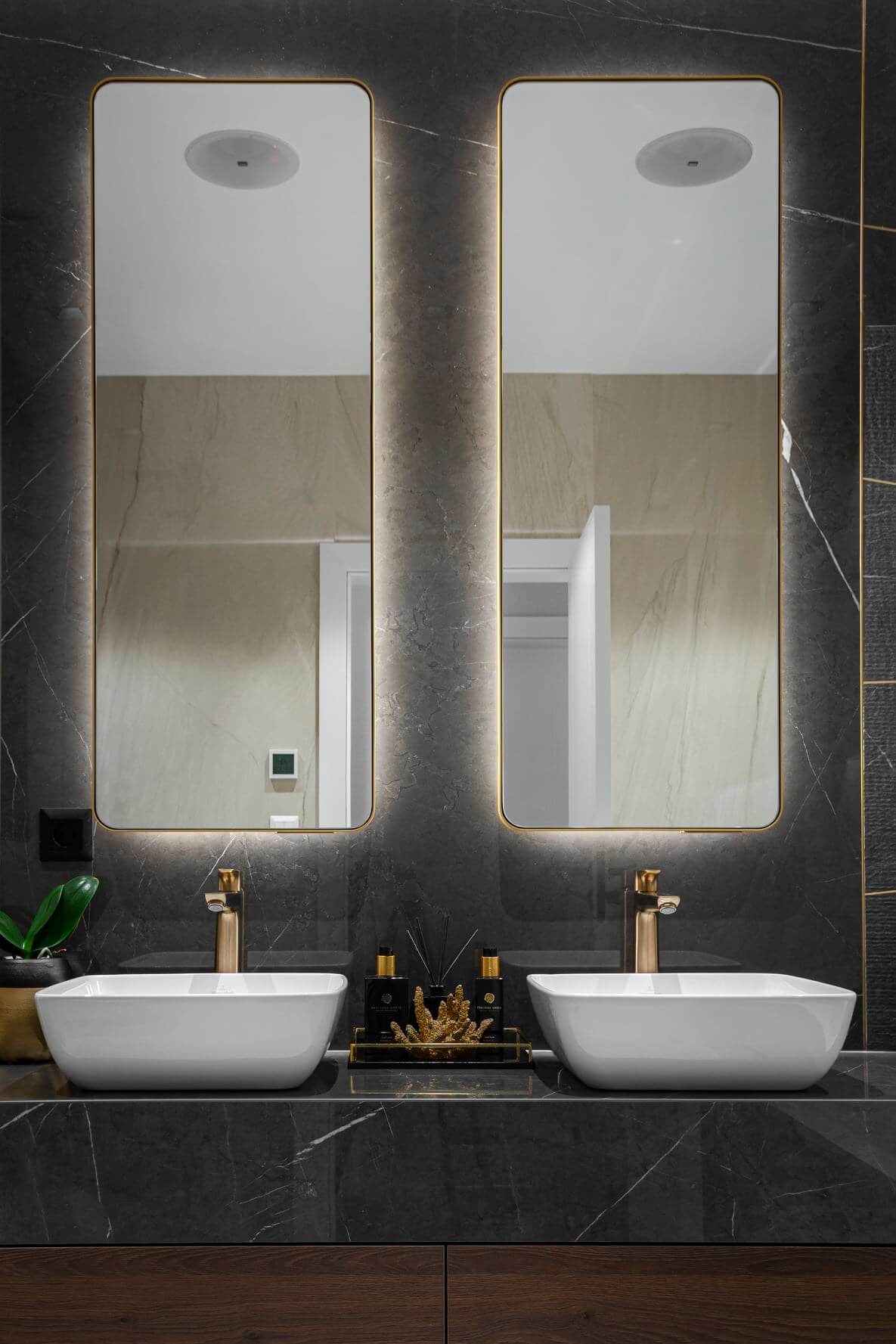 Koupelna s obkladem Lux Experience v designu Pietra Grey