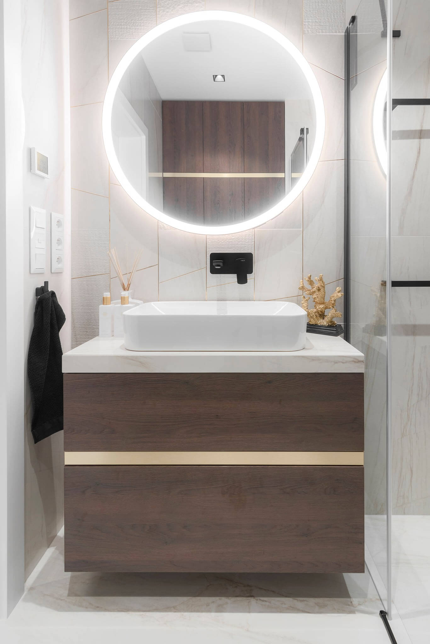 Koupelnový nábytek s umyvadlem Villeroy&Boch a zrcadlem Iconic Mirrors