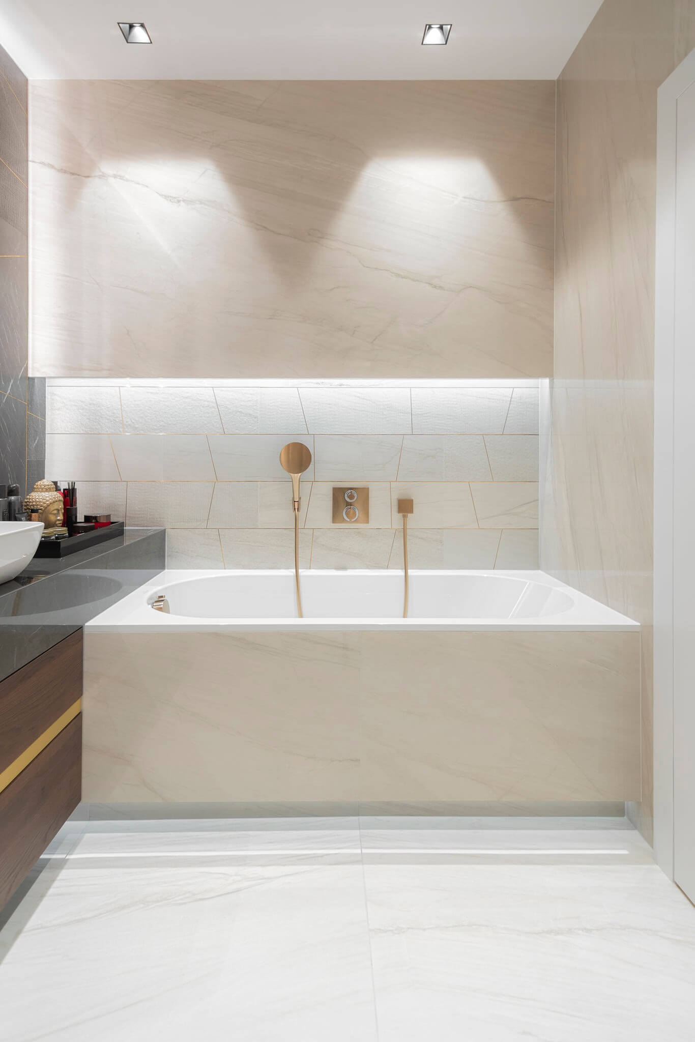 Koupelna se světlou dlažbou a obkladem Lux Experience od Italgraniti