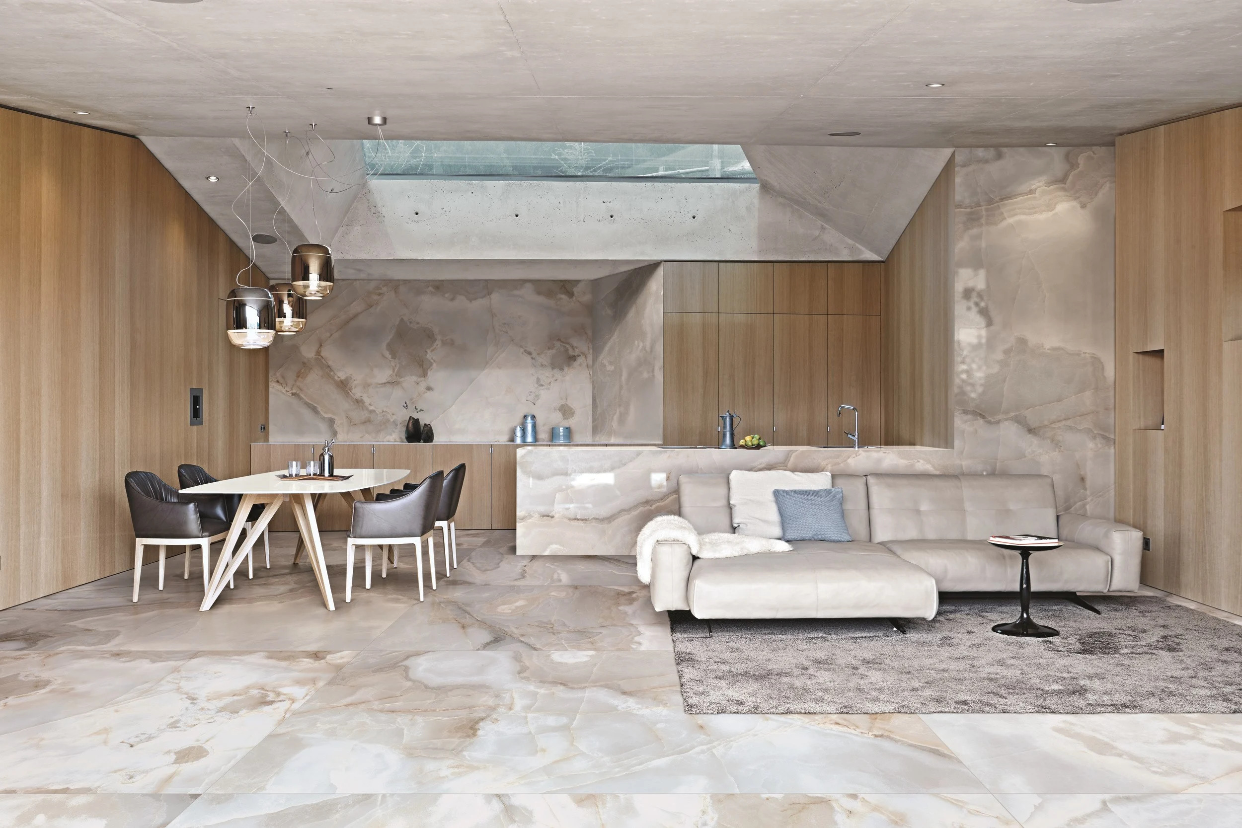 Kuchyň a obývací pokoj s dlažbou a obkladem ze série Reves de Rex