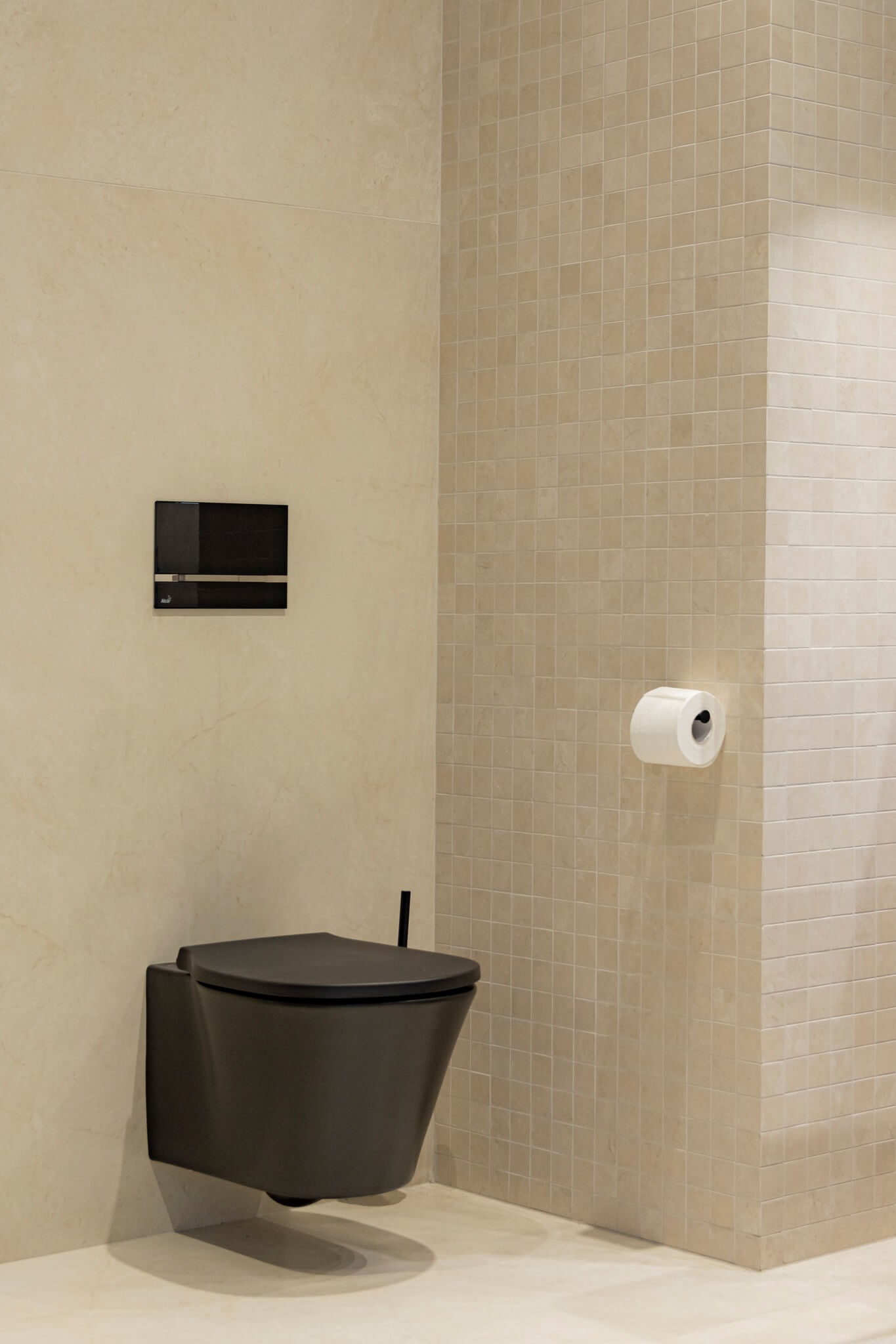Toaleta s WC tlačítkem a doplňky v černém provedení