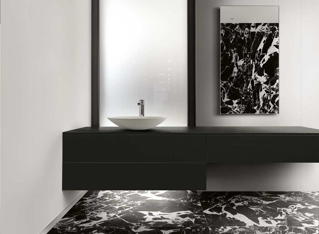 Dlažba v koupelně ze série B&amp;W Marble v designu Fragment