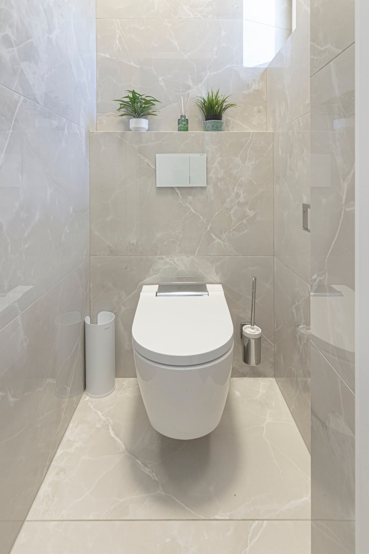 Toaleta s obkladem a dlažbou Exalt of Cerim v designu Oyster Shade