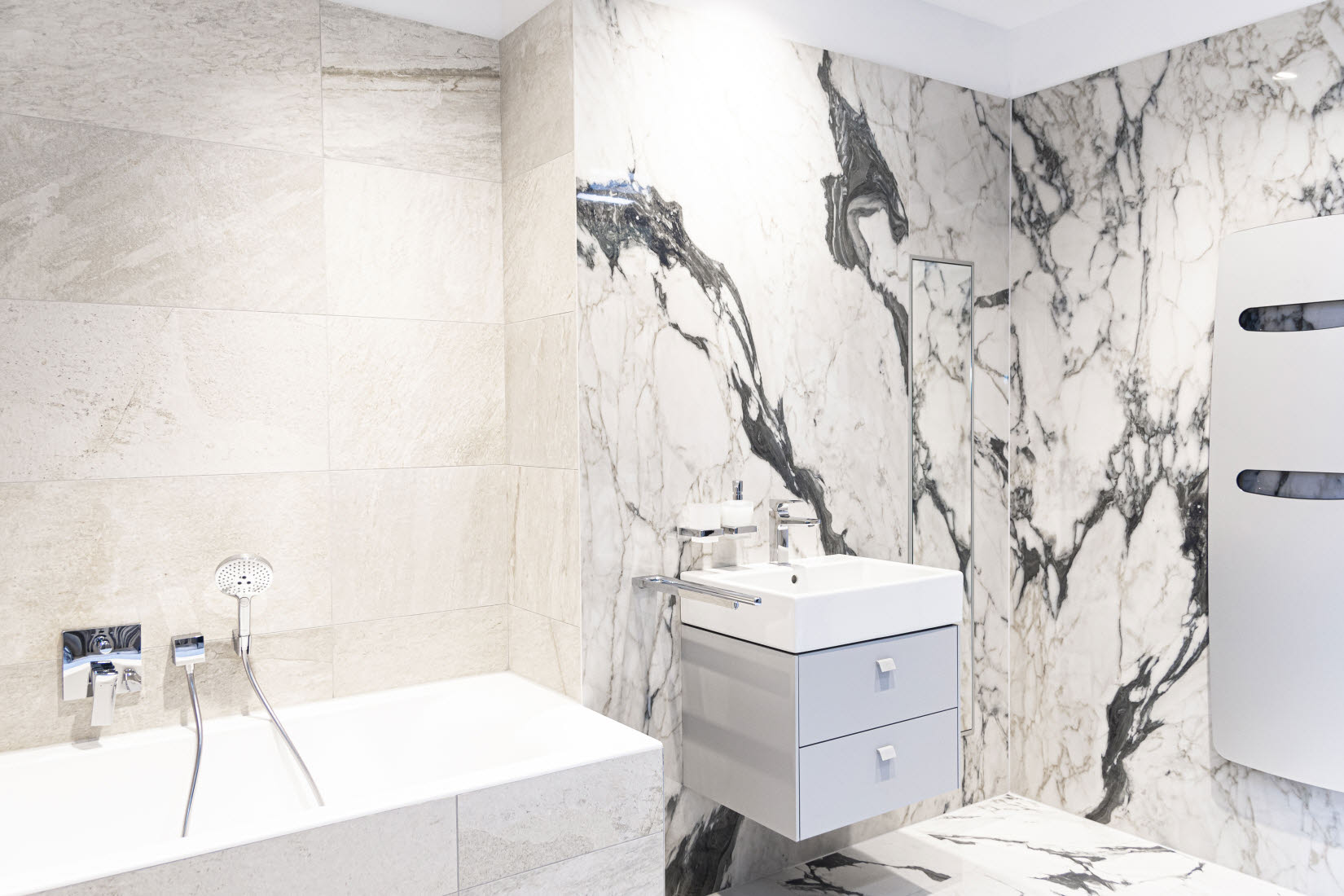 Koupelna z keramické dlažby Les Bijoux a Walks/1.0