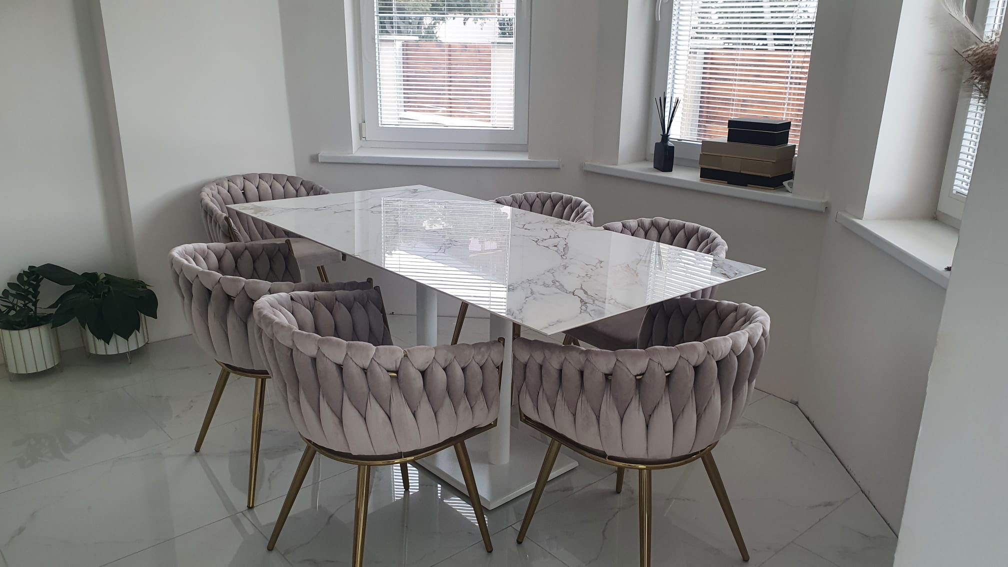 Stůl z dlažby Stones & More 2.0 v designu Arabescato White glossy
