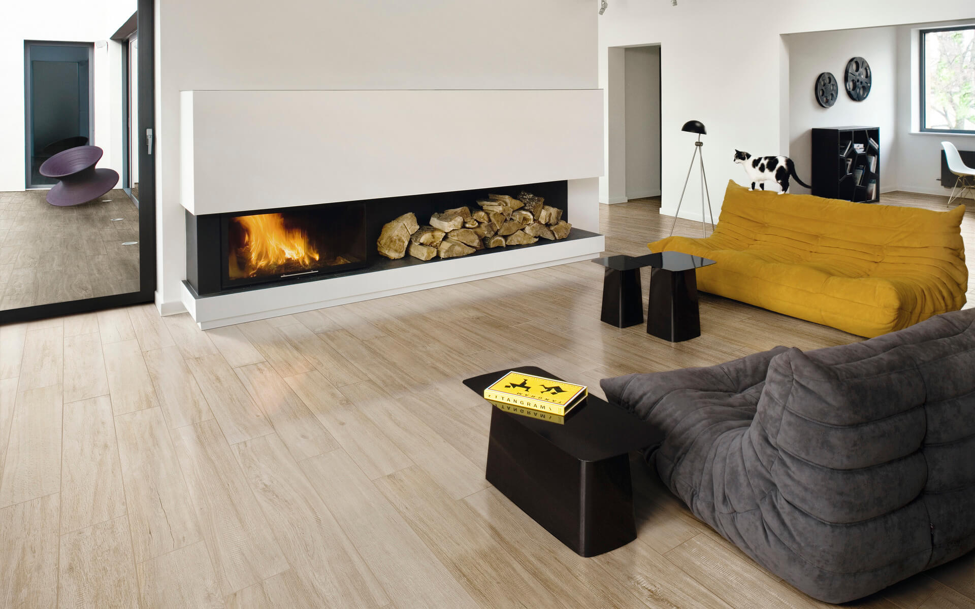 Obývací pokoj s keramickou dlažbou E-wood v designu white