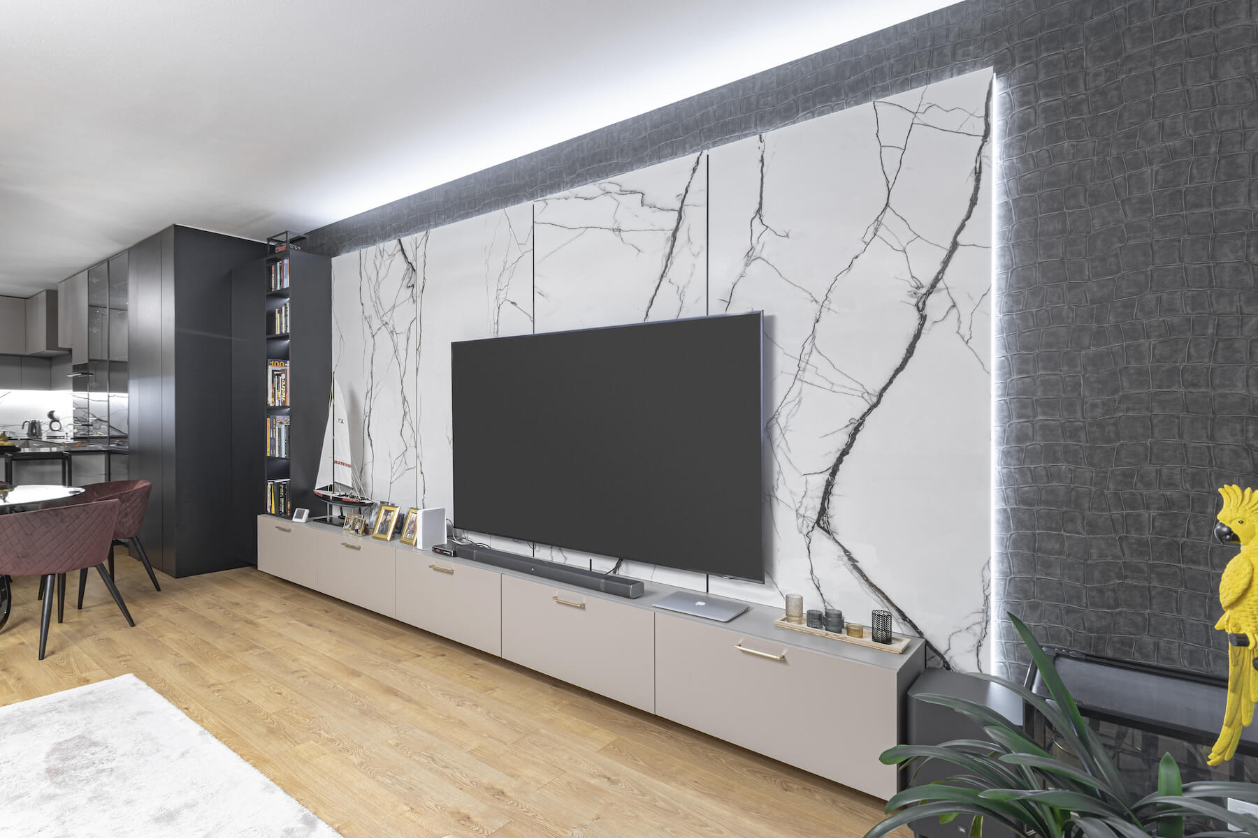 Obklad TV stěny ze B&W_Marble od výrobce Florim
