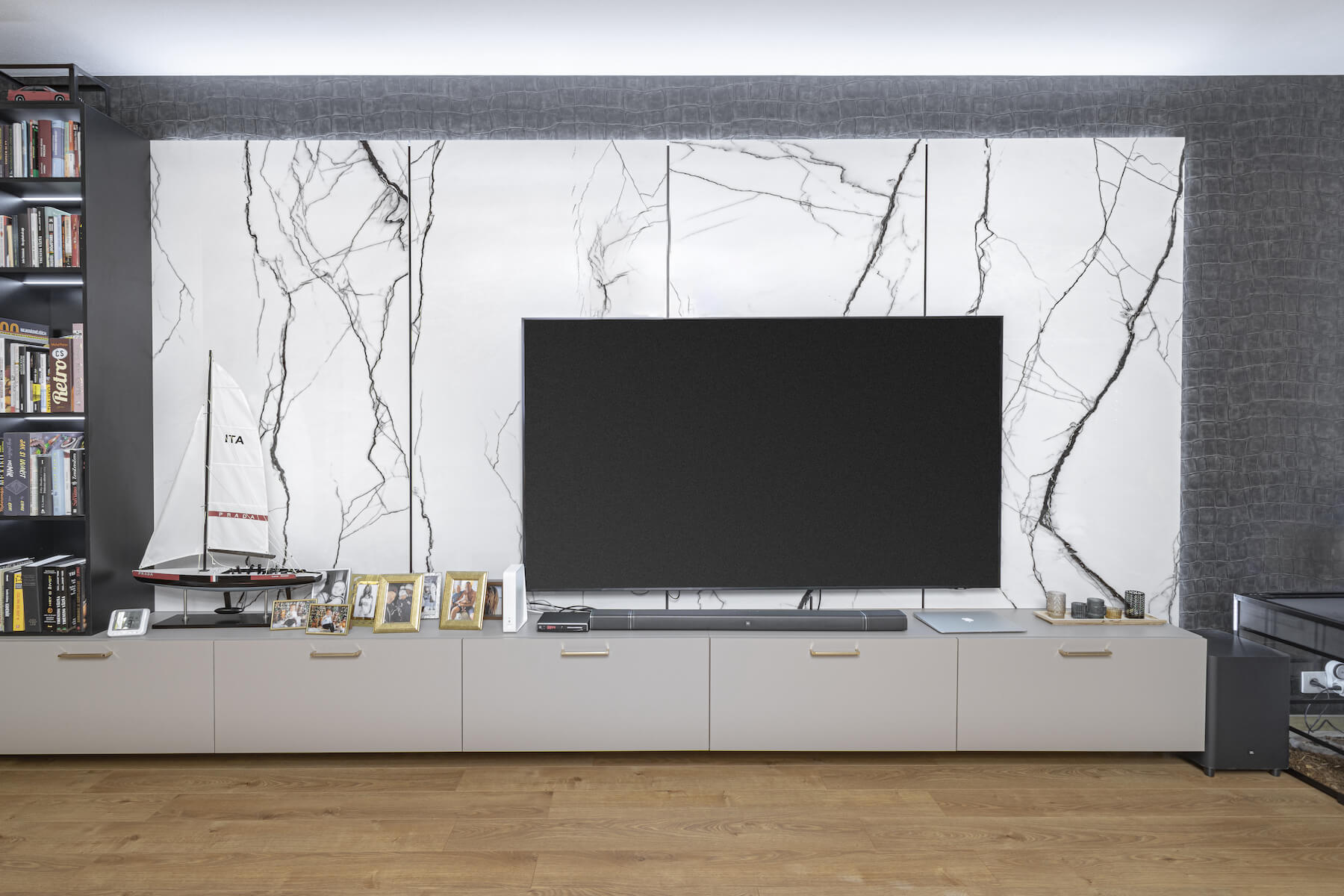Obložení TV stěny z keramické dlažby B&W_Marble od výrobce Florim
