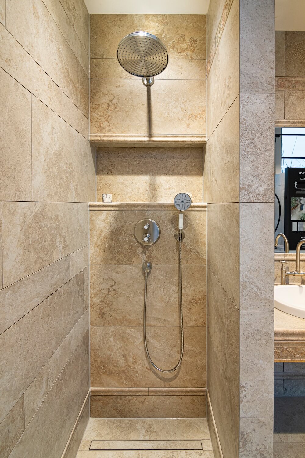 Sprchový kout z keramické dlažby Travertino Romano