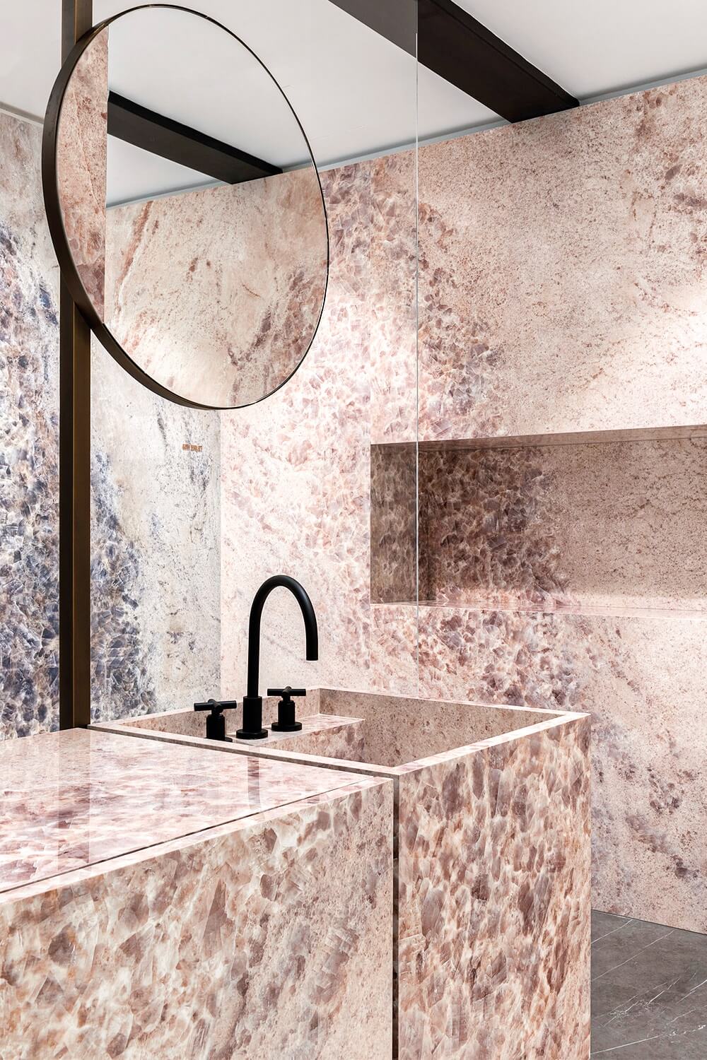 Koupelna s keramickým obkladem Gemstone v designu rose a violet